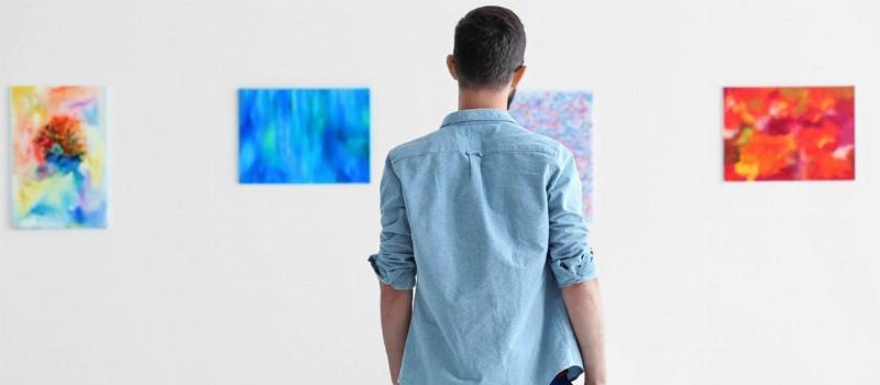 Tableau huile sur toile contemporain vibrant exposé dans une galerie d’art moderne, avec des visiteurs admirant l’œuvre